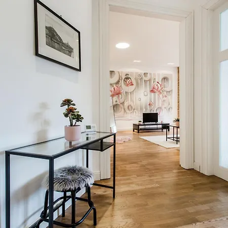 Luxurious Danubeside For 4 Budapest