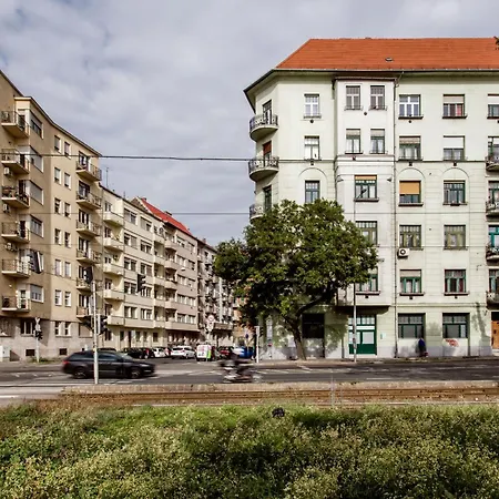 Apartamento Luxurious Danubeside For 4 *