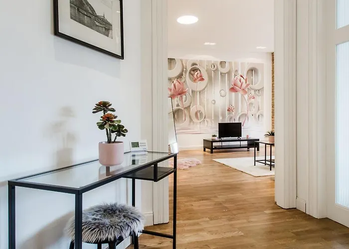 Luxurious Danubeside For 4 Budapest